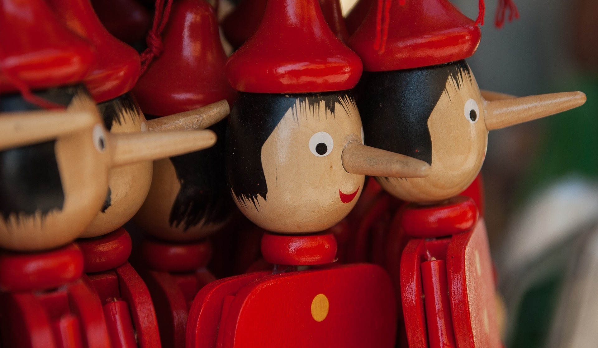 Over leugentjes om bestwil, jokken en liegen