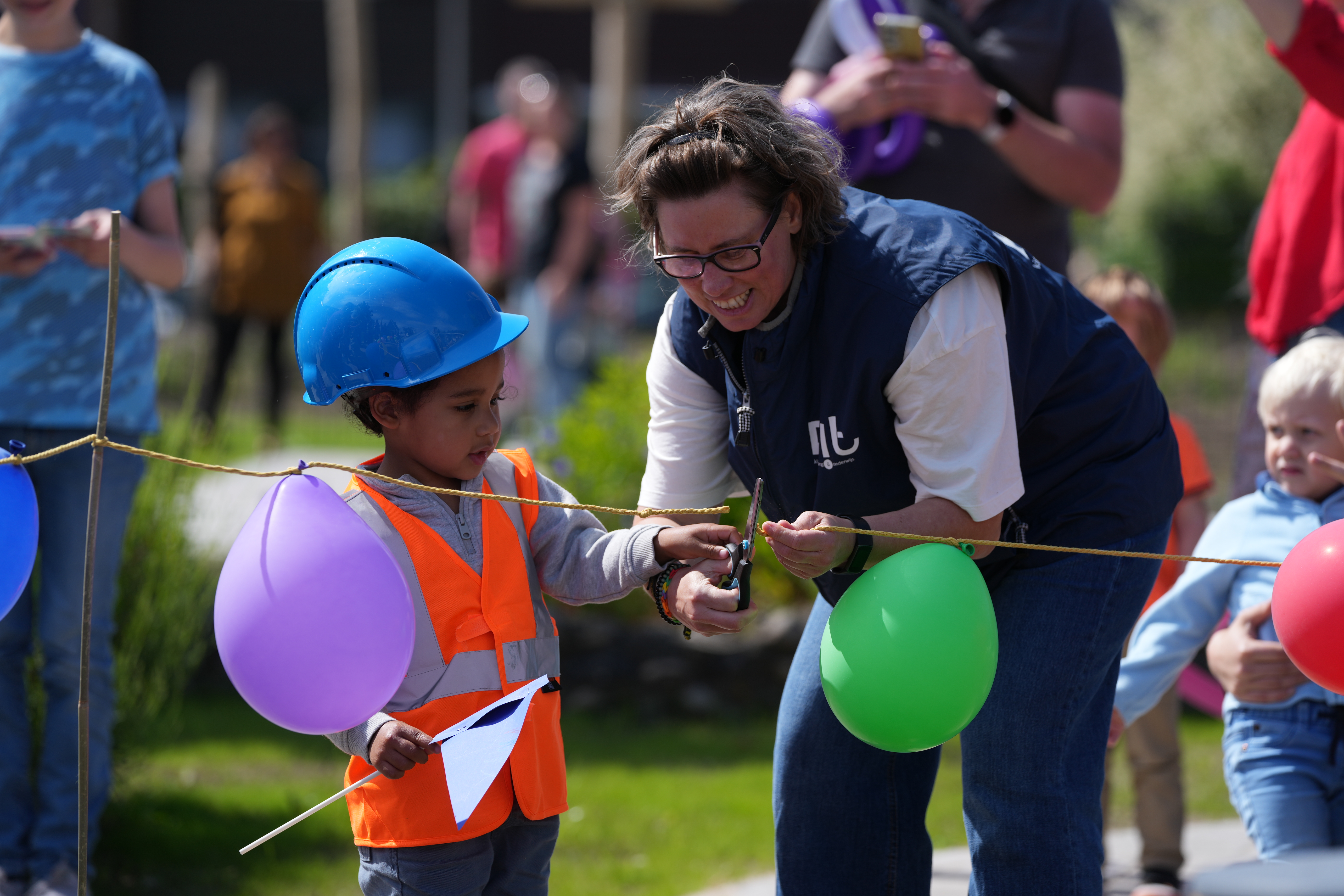 Kinderen van kindcentrum De Rakkers openen nieuw speelplein