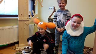 In ons bos hazelnoten zoeken en eten (1)